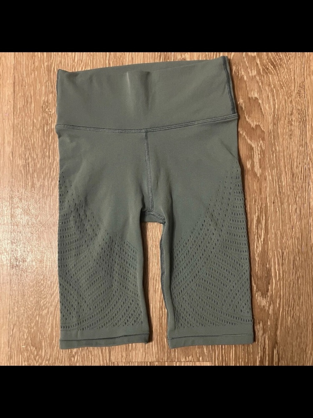 Lululemon Reveal Short in Digital Rain Perforated Sz 2